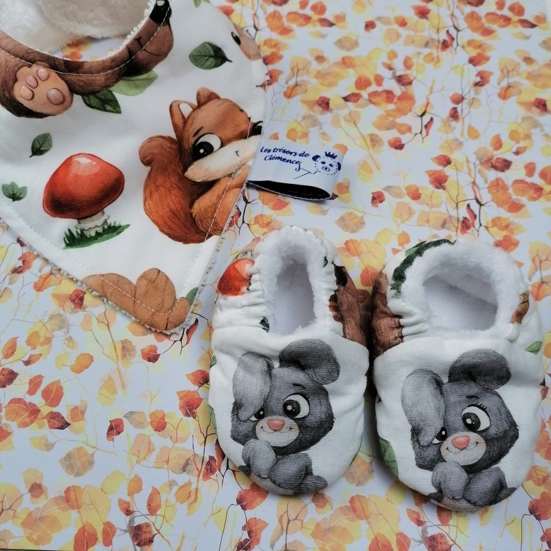 bavoir et chaussons de naissance